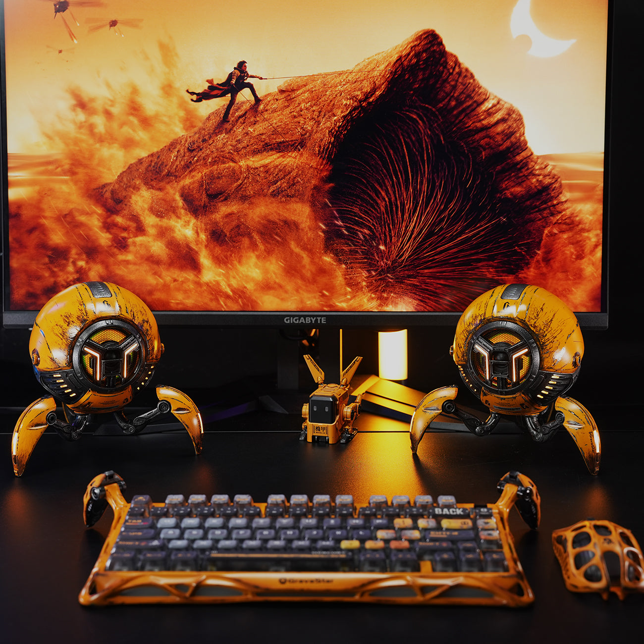 GravaStar Mars Pro Gaming-Lautsprecher Set - Kampfgelb
Premium Stereo Gaming-Lautsprecher Set in kraftvollem Kampfgelb für ultimative Gaming-Atmosphäre
Erleben Sie Gaming-Audio der Extraklasse mit dem GravaStar Mars Pro Gaming-Lautsprecher Set in leuchtendem Kampfgelb. Dieses exklusive Stereo-Set vereint kraftvollen Sound mit dem ikonischen Battle-Yellow Design – perfekt für deutsche Gamer, die Wert auf außergewöhnliche Audioqualität und auffälliges Design legen.