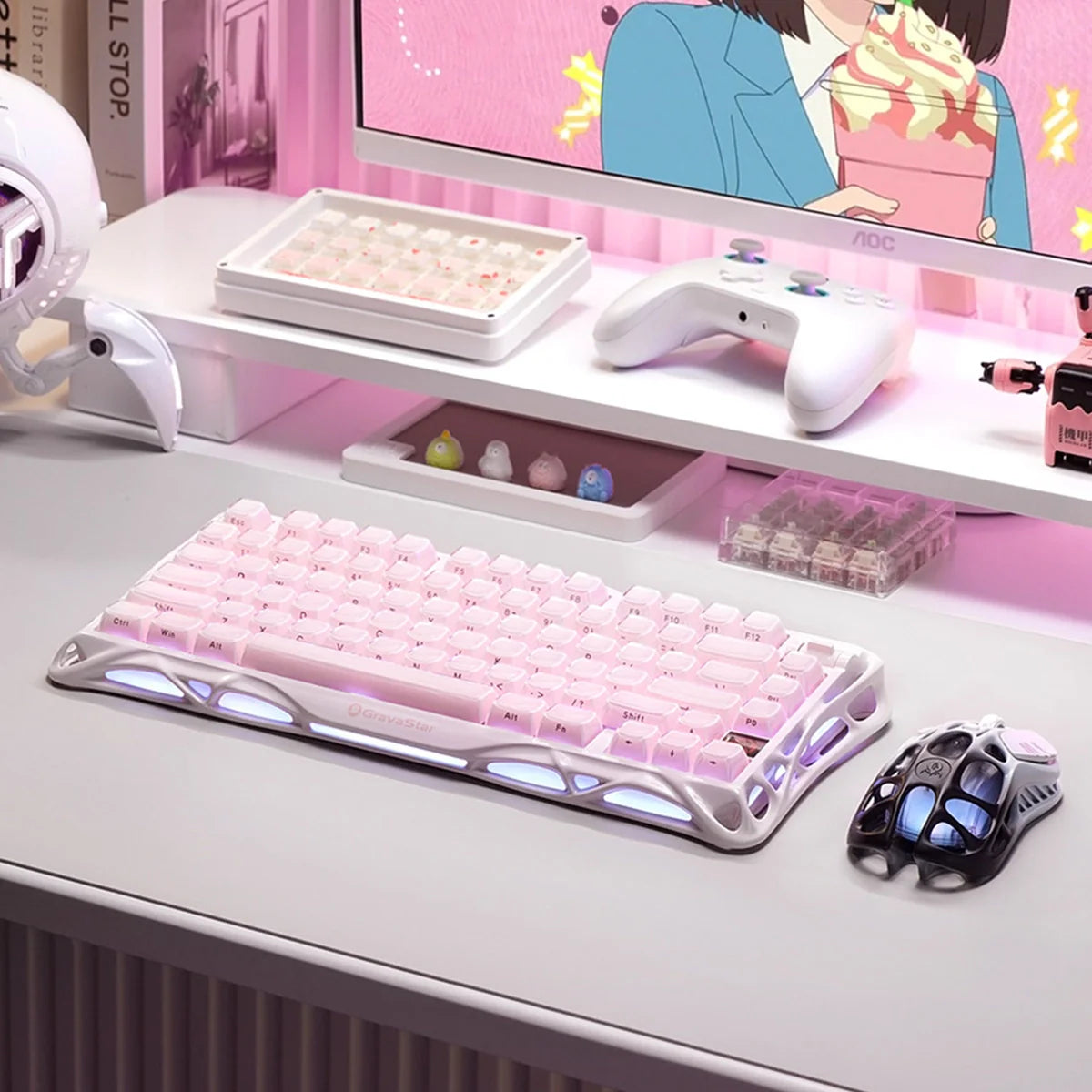 Mercury K1 Gaming-Tastatur – Sakura-Rosa-Sonderedition
Elegante 75% mechanische Gaming-Tastatur in zarter Sakura-Rosa Sonderedition
Erleben Sie Gaming-Eleganz in ihrer schönsten Form mit der Mercury K1 in der exklusiven Sakura-Rosa-Sonderedition. Diese premium 75% Gaming-Tastatur vereint japanische Kirschblüten-Ästhetik mit professioneller Gaming-Performance – perfekt für deutsche Gamer, die Wert auf Stil und Funktionalität legen.