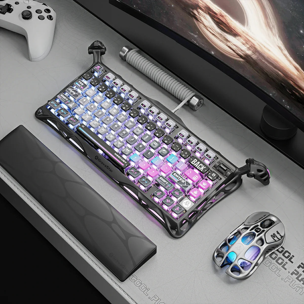 Mercury K1 Pro Gaming-Tastatur – Galaxie-Schwarz
Premium 75% mechanische Gaming-Tastatur in mystischem Galaxie-Schwarz mit kosmischen Sterneneffekten und Hot-Swap Technologie
Tauchen Sie ein in die Unendlichkeit des Gamings mit der Mercury K1 Pro in mystischem Galaxie-Schwarz. Diese Premium-Gaming-Tastatur vereint kosmische Ästhetik mit erdgebundener Präzision für ein Gaming-Erlebnis jenseits aller Grenzen – perfekt für deutsche Gaming-Enthusiasten, die nach den Sternen greifen.
