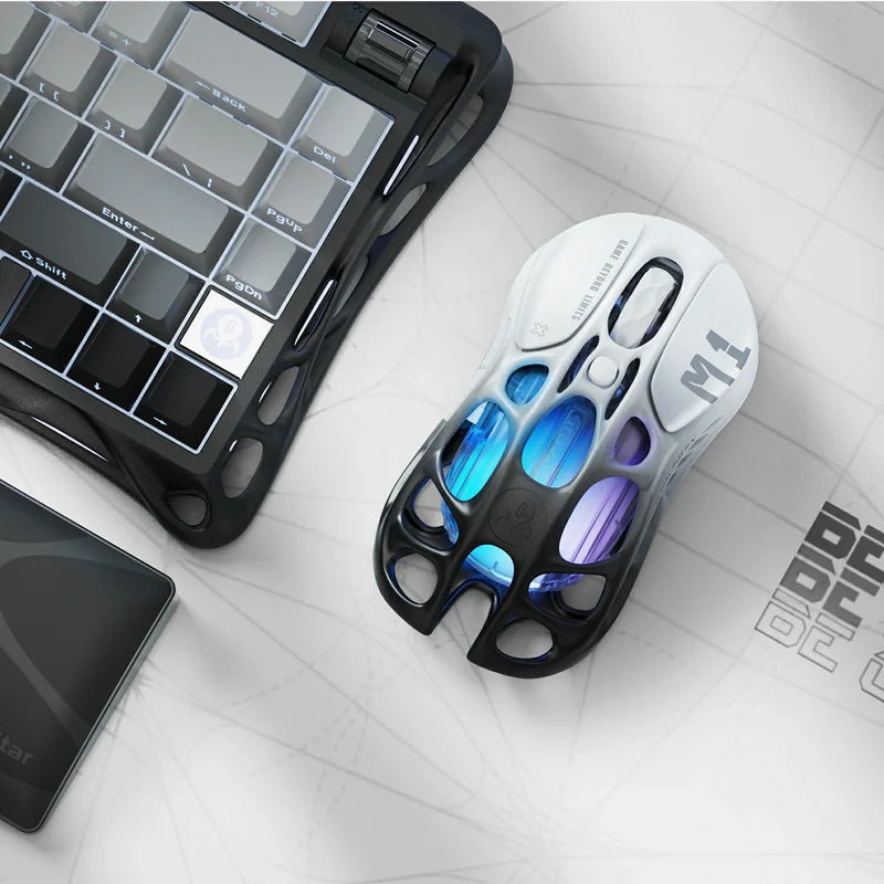 Mercury M1 Pro Gaming-Maus – Verlauf-Schwarz mit 4K-Wireless-Empfänger
Professionelle Gaming-Maus für höchste Präzision und Performance
Erleben Sie Gaming auf Profi-Niveau mit der Mercury M1 Pro in elegantem Verlauf-Schwarz. Diese hochmoderne Gaming-Maus vereint futuristisches Design mit kompromissloser Leistung – entwickelt für deutsche Gamer, die Perfektion erwarten.