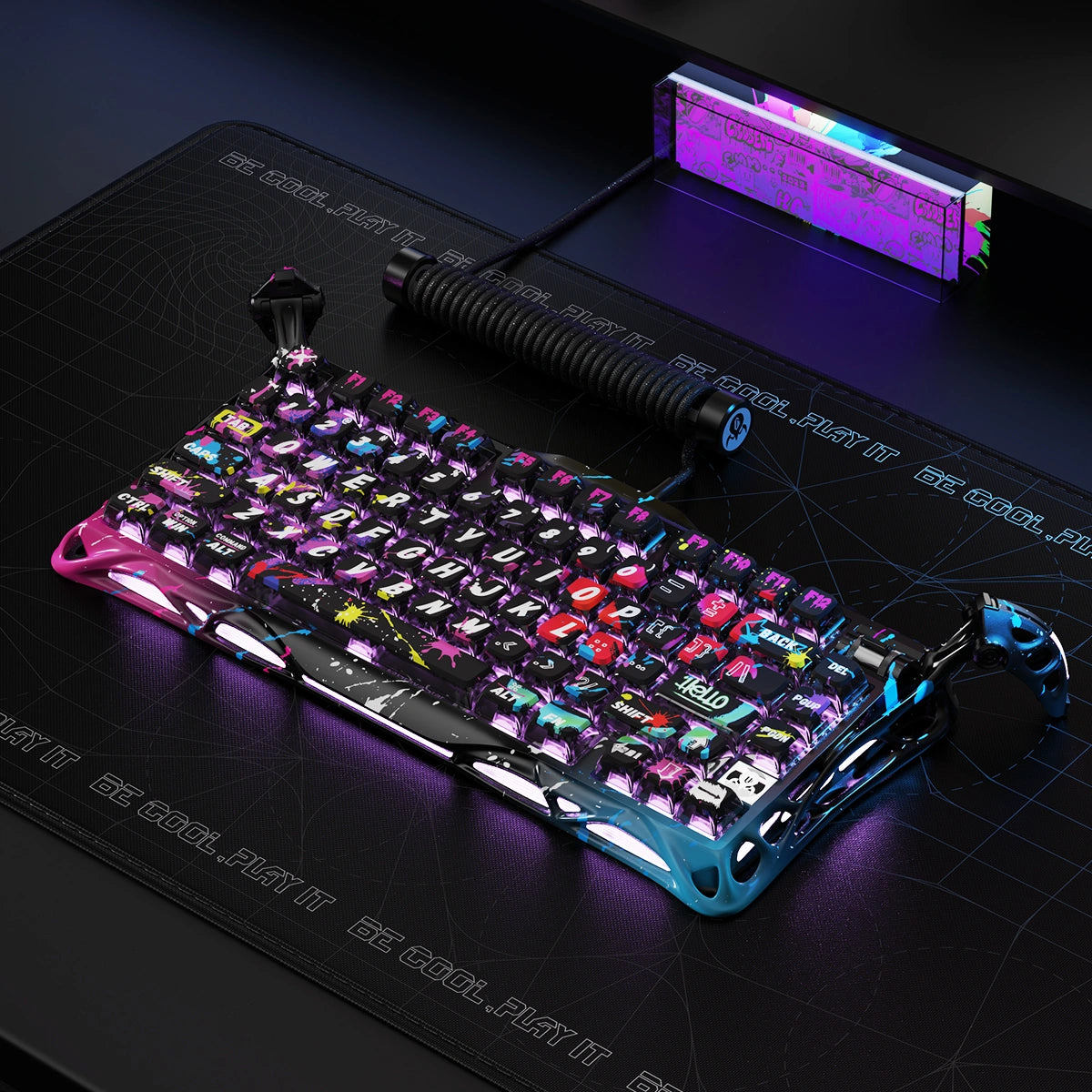 Mercury V75 Pro Gaming-Tastatur – Neon-Graffiti Sonderedition
Limitierte 75% Hall-Effekt Gaming-Tastatur in spektakulärem Neon-Graffiti Design mit 8000Hz Polling-Rate, UV-reaktiver Beschichtung und Sammler-Edition Extras
Entdecken Sie die Mercury V75 Pro Neon-Graffiti Sonderedition – wo urbane Street Art auf modernste Gaming-Technologie trifft. Diese einzigartige limitierte Gaming-Tastatur verwandelt Ihren Gaming-Setup in ein lebendiges Kunstwerk – perfekt für deutsche Gaming-Enthusiasten, Street Art Lieb