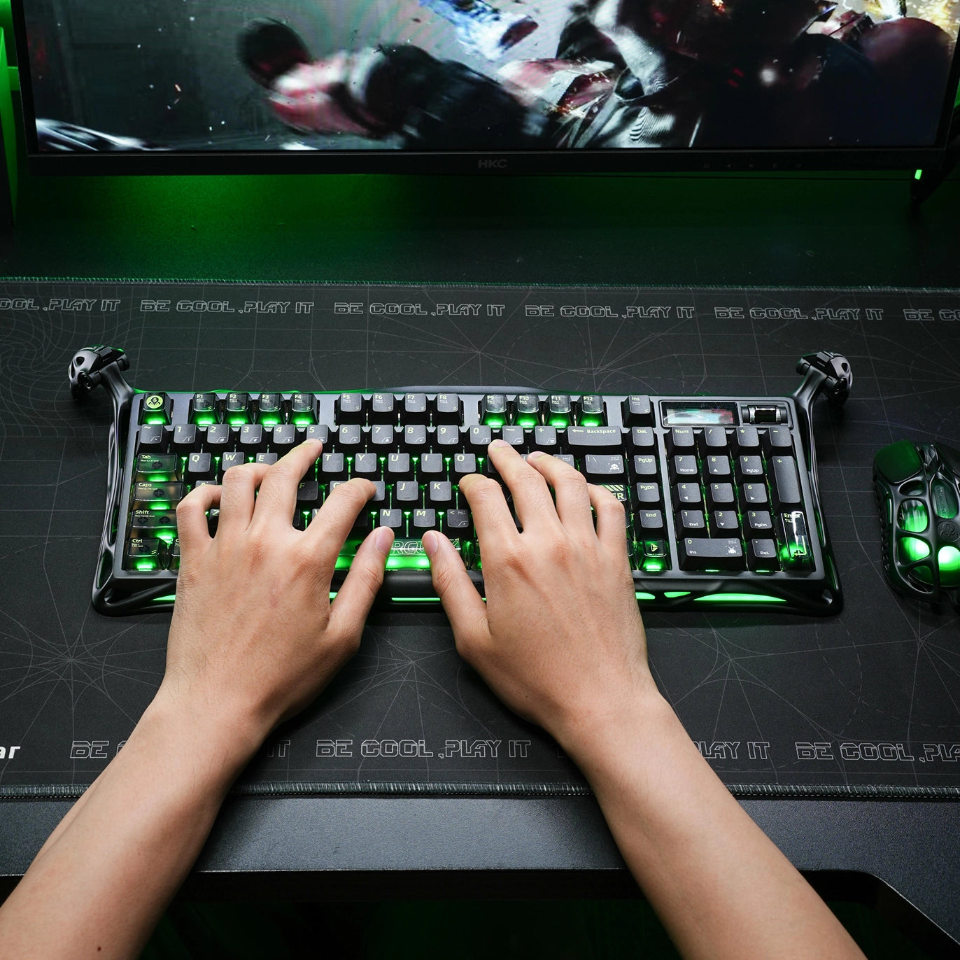 Ergonomisches Tippgefühl auf der GravaStar Mercury K98 Pro Gaming-Tastatur im 98% ANSI QWERTY-Layout | Ergonomic typing experience on the GravaStar Mercury K98 Pro gaming keyboard in 98% ANSI QWERTY layout