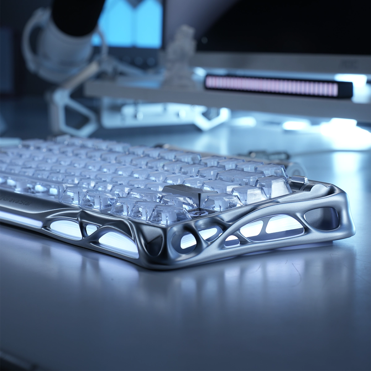 Futuristischer Aluminium-Skelettrahmen und flaches Profil der GravaStar Mercury V75 Silberfrost Gaming-Tastatur